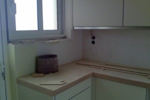 Εφαρμογή  Concrete Collection σε πάγκο κουζίνας από κόντρα πλακέ θαλάσσης.